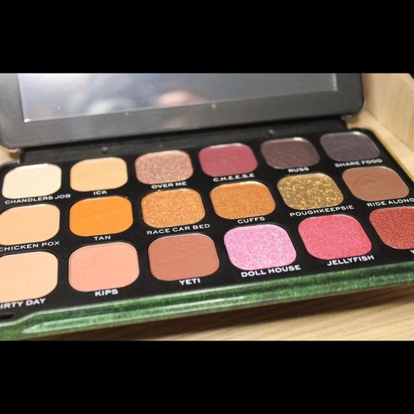 FRIENDS Eyeshadow Palette - Picture 2 of 2